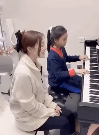 李小璐帶女兒滑雪，10歲甜馨身高快趕上媽媽，360度轉彎動作絲滑