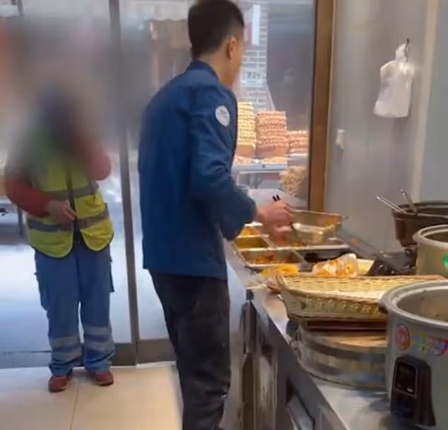 老年喪子「掃馬路撫養3個孫子」!好心店主「連續1年打包飯菜」送清潔工阿姨「獲正能量獎22000元」:會全部捐給她