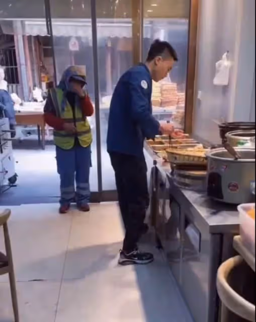 老年喪子「掃馬路撫養3個孫子」！好心店主「連續1年打包飯菜」送清潔工阿姨「獲正能量獎22000元」：會全部捐給她