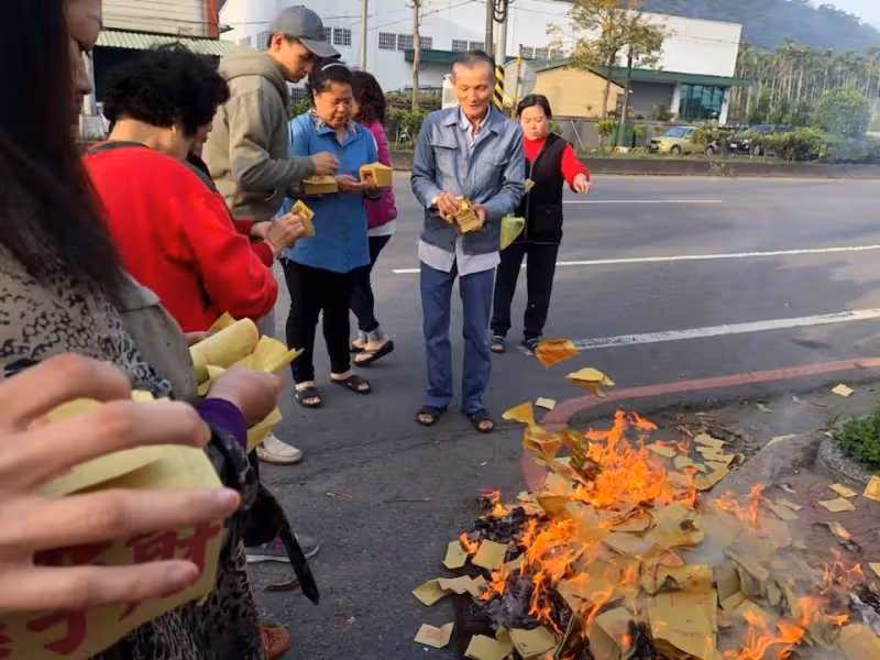 不能回娘家掃墓？人妻霸氣誰敢阻止我就拚了，曝墓仔埔對話這天我有爸爸疼：永遠是寶貝女兒