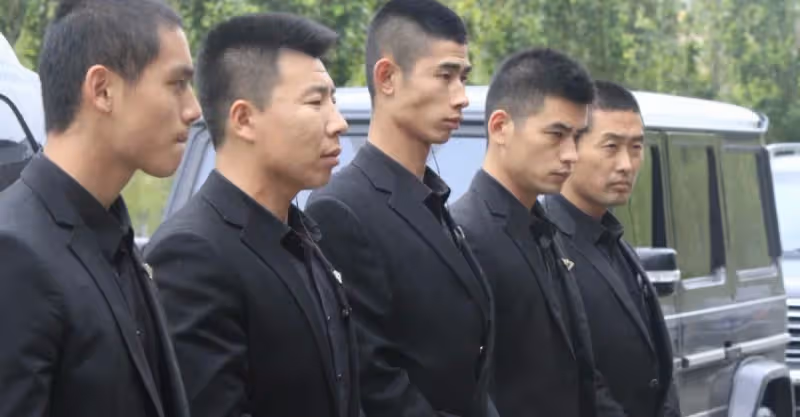 傻老頭在街上搶肉吃被打，女人救了他，門口來群人嚇壞女人
