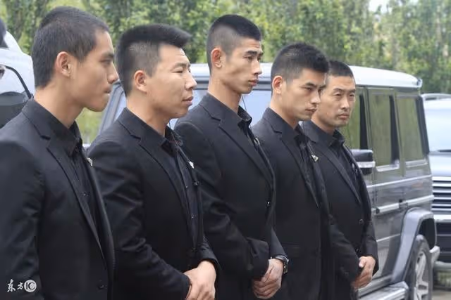 傻老頭在街上搶肉吃被打，女人救了他，門口來群人嚇壞女人