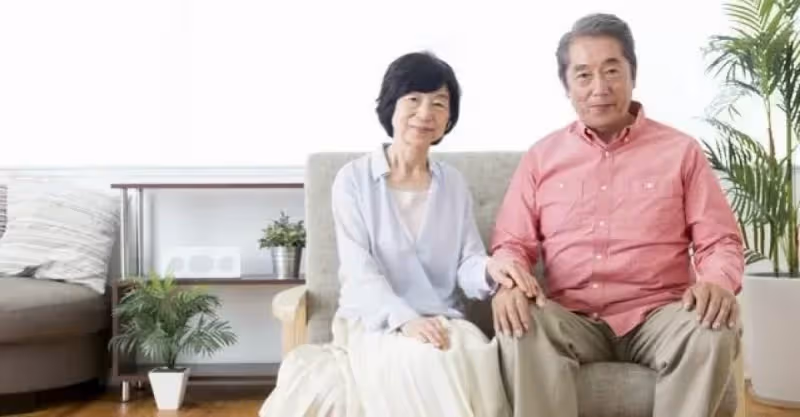 再婚30年，老伴每月給我5千，可我卻過得很痛苦，每天都想離婚