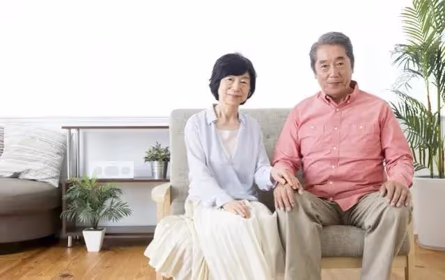 再婚30年，老伴每月給我5千，可我卻過得很痛苦，每天都想離婚
