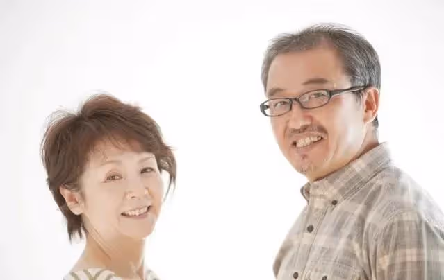再婚30年，老伴每月給我5千，可我卻過得很痛苦，每天都想離婚
