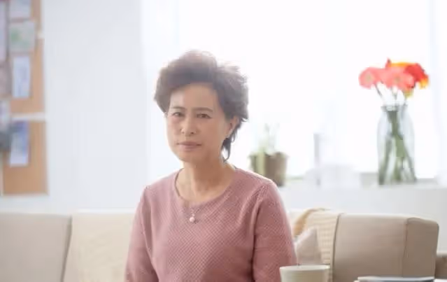 再婚30年，老伴每月給我5千，可我卻過得很痛苦，每天都想離婚