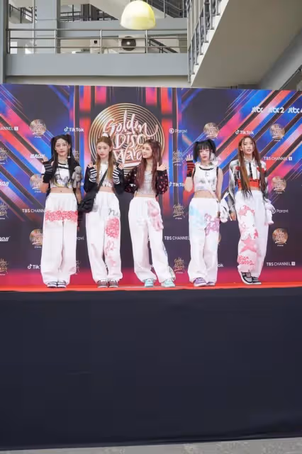 韓紅毯造型曝光！衣服顯廉價造型奇特，西裝黑絲被嘲像鄉村大舞台