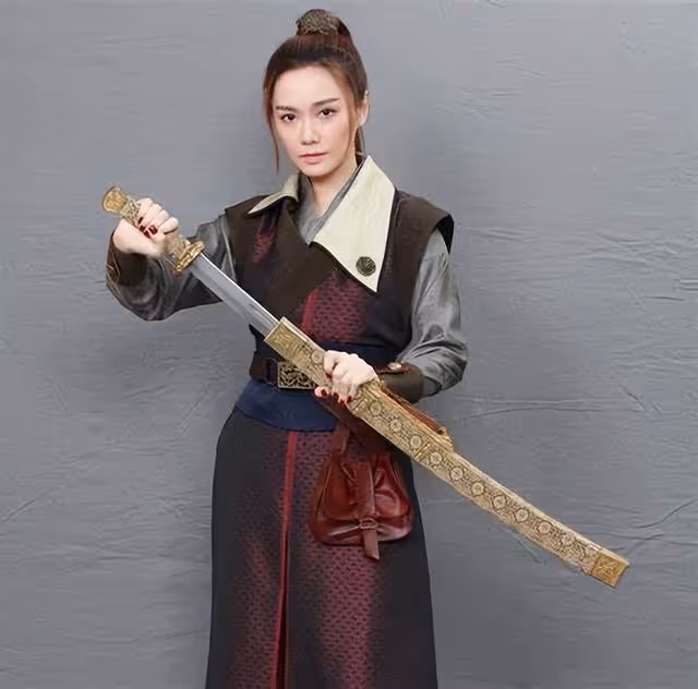 一改往日形象！TVB花旦新劇激吻照曝光，曝與多位男星有親熱戲份