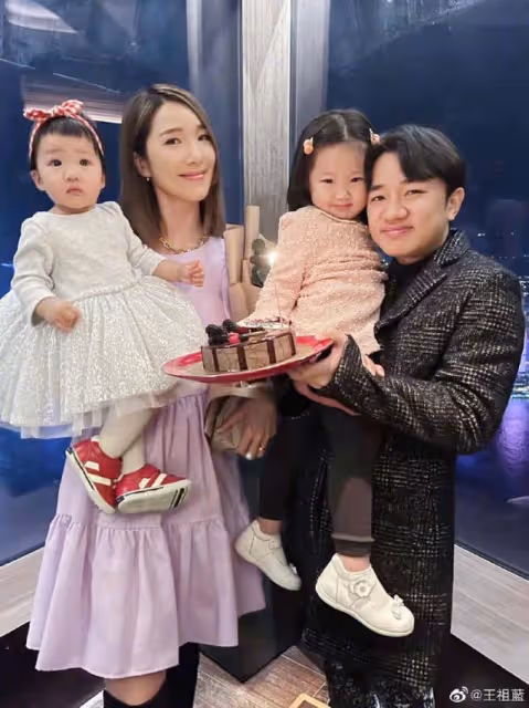 知名港星一家四口現身國外！兩女兒越長越像，妻子身材惹人羨