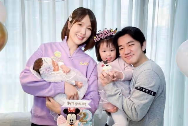 知名港星一家四口現身國外！兩女兒越長越像，妻子身材惹人羨