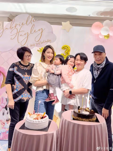 知名港星一家四口現身國外！兩女兒越長越像，妻子身材惹人羨