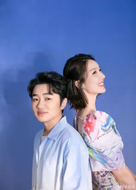 知名港星一家四口現身國外！兩女兒越長越像，妻子身材惹人羨