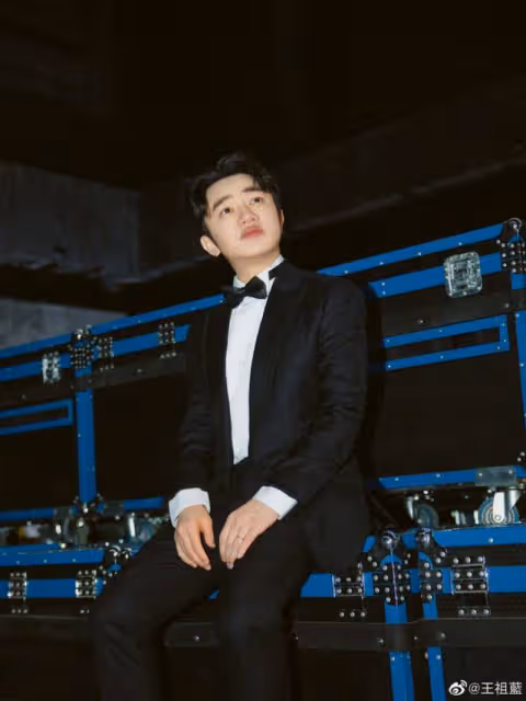 知名港星一家四口現身國外！兩女兒越長越像，妻子身材惹人羨
