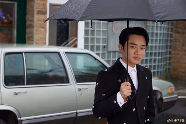 知名港星一家四口現身國外！兩女兒越長越像，妻子身材惹人羨