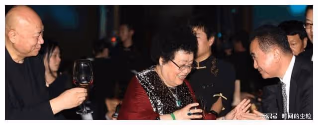 女富豪陳麗華77歲時立遺囑：兒女各100億，餘下歸老公「唐僧」！