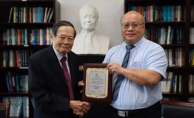 楊振寧:101歲很蒼老卻強打精神,自覺時日不多希望翁帆繼續幸福