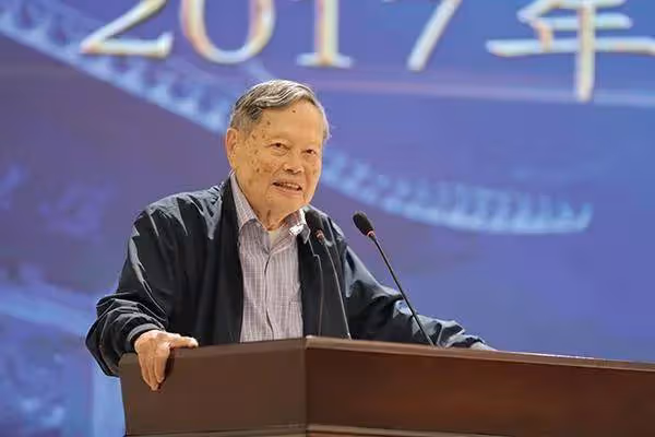 楊振寧:101歲很蒼老卻強打精神,自覺時日不多希望翁帆繼續幸福