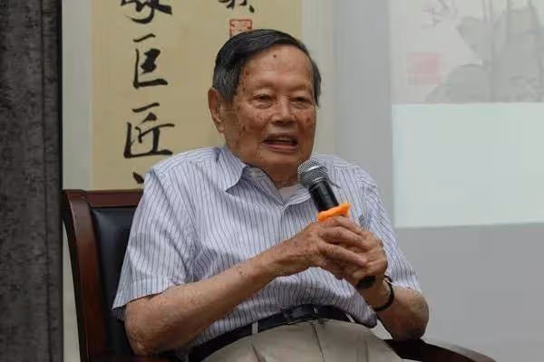 楊振寧:101歲很蒼老卻強打精神,自覺時日不多希望翁帆繼續幸福