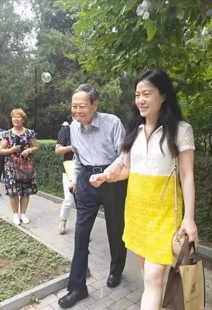 楊振寧:101歲很蒼老卻強打精神,自覺時日不多希望翁帆繼續幸福