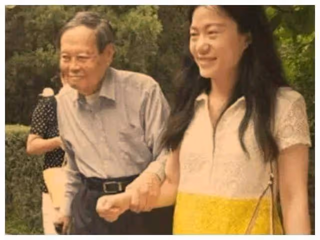 楊振寧:101歲很蒼老卻強打精神,自覺時日不多希望翁帆繼續幸福