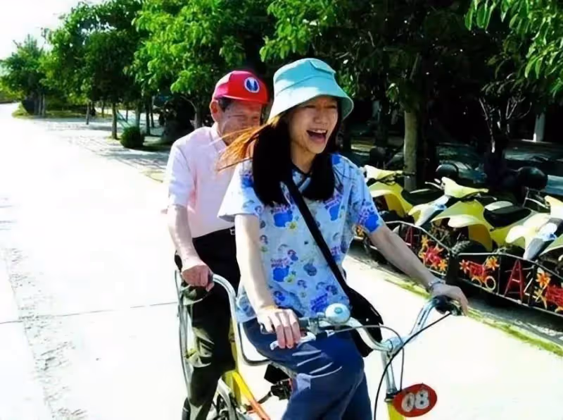 楊振寧:101歲很蒼老卻強打精神,自覺時日不多希望翁帆繼續幸福