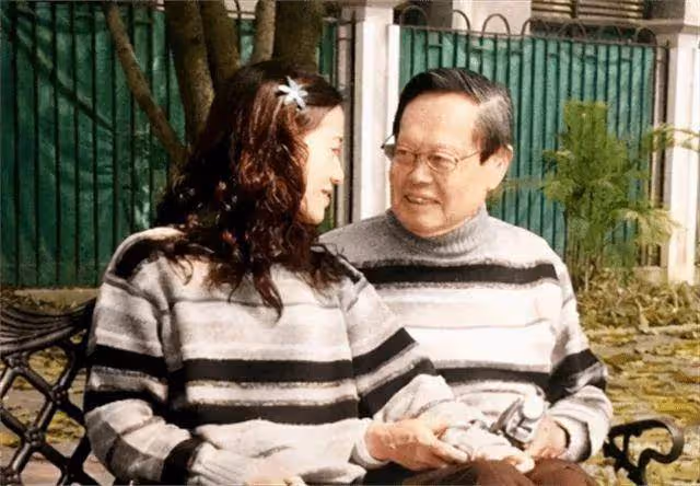 楊振寧:101歲很蒼老卻強打精神,自覺時日不多希望翁帆繼續幸福