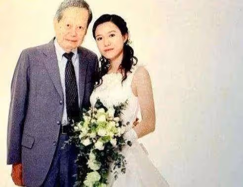 楊振寧:101歲很蒼老卻強打精神,自覺時日不多希望翁帆繼續幸福