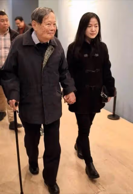 楊振寧:101歲很蒼老卻強打精神,自覺時日不多希望翁帆繼續幸福