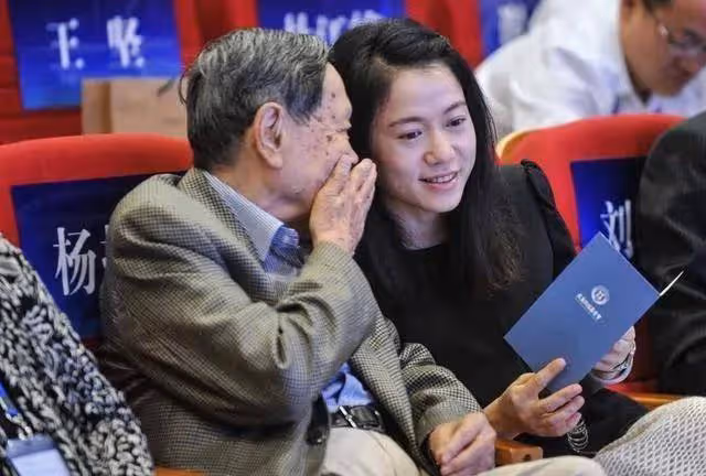楊振寧:101歲很蒼老卻強打精神,自覺時日不多希望翁帆繼續幸福