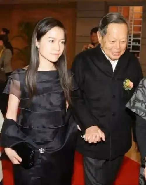 楊振寧:101歲很蒼老卻強打精神,自覺時日不多希望翁帆繼續幸福