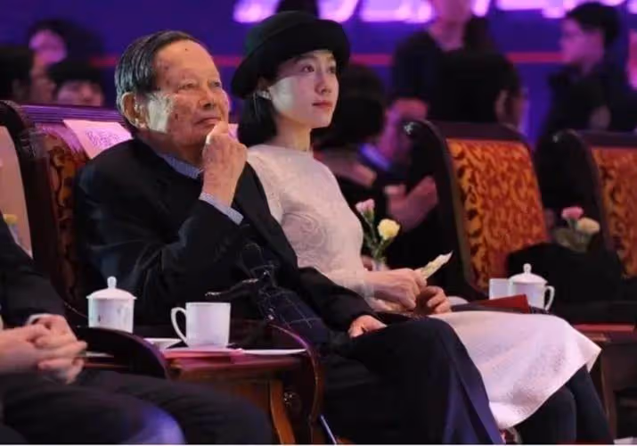 楊振寧:101歲很蒼老卻強打精神,自覺時日不多希望翁帆繼續幸福