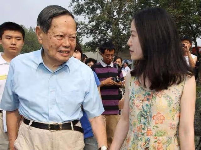 楊振寧:101歲很蒼老卻強打精神,自覺時日不多希望翁帆繼續幸福