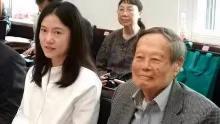 楊振寧:101歲很蒼老卻強打精神,自覺時日不多希望翁帆繼續幸福