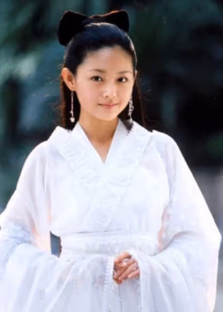 45歲大S近照不再扮嫩!穿白T重回杉菜模樣,46歲雪白美肌美感十足,網友:被寵成小嬌妻