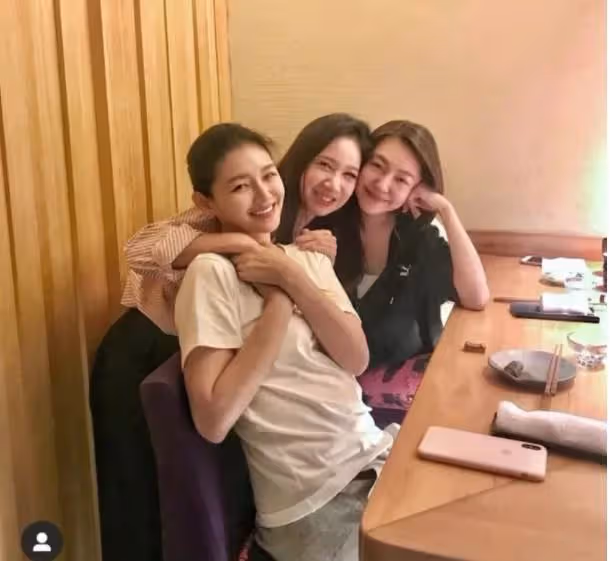 45歲大S近照不再扮嫩!穿白T重回杉菜模樣,46歲雪白美肌美感十足,網友:被寵成小嬌妻