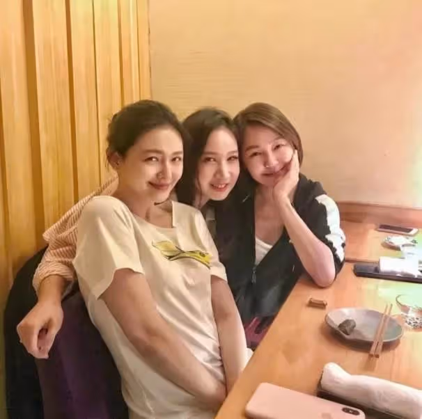 45歲大S近照不再扮嫩!穿白T重回杉菜模樣,46歲雪白美肌美感十足,網友:被寵成小嬌妻