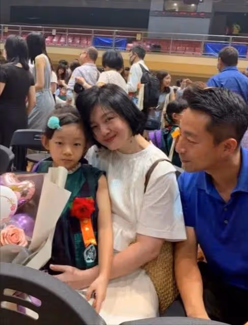 45歲大S近照不再扮嫩!穿白T重回杉菜模樣,46歲雪白美肌美感十足,網友:被寵成小嬌妻