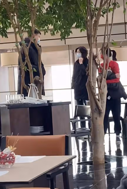 姚明攜妻女出門吃飯,葉莉戴眼鏡顯知性,12歲姚沁蕾身高直逼媽媽