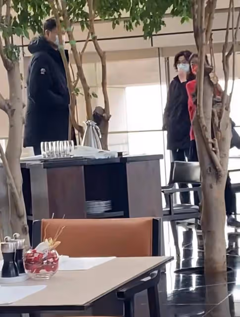 姚明攜妻女出門吃飯,葉莉戴眼鏡顯知性,12歲姚沁蕾身高直逼媽媽
