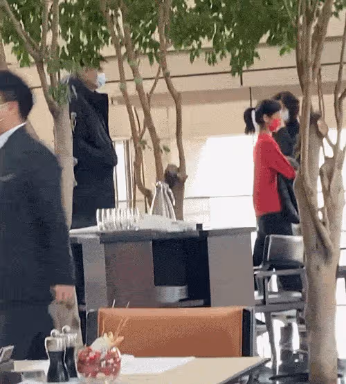 姚明攜妻女出門吃飯,葉莉戴眼鏡顯知性,12歲姚沁蕾身高直逼媽媽