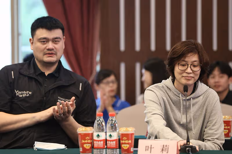 姚明攜妻女出門吃飯,葉莉戴眼鏡顯知性,12歲姚沁蕾身高直逼媽媽
