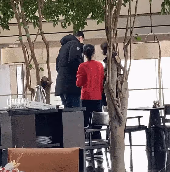 姚明攜妻女出門吃飯,葉莉戴眼鏡顯知性,12歲姚沁蕾身高直逼媽媽