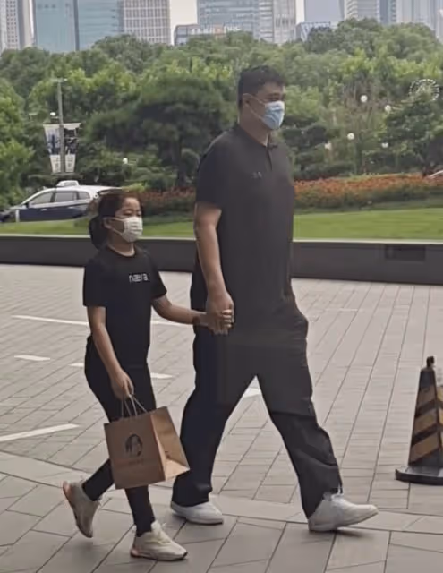 姚明攜妻女出門吃飯,葉莉戴眼鏡顯知性,12歲姚沁蕾身高直逼媽媽
