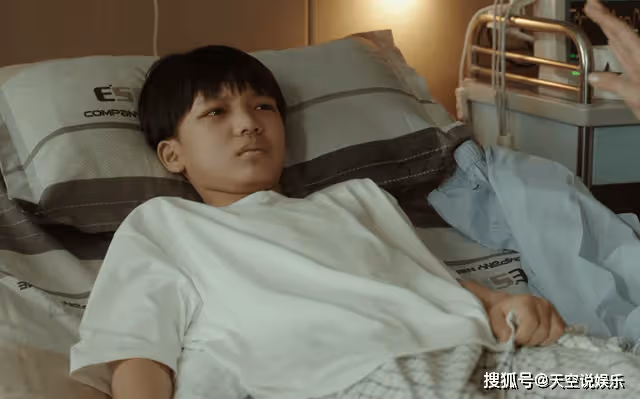 《縱有疾風起》給弟弟換褲子時的難堪,扯破了爍冰光鮮亮麗的偽裝