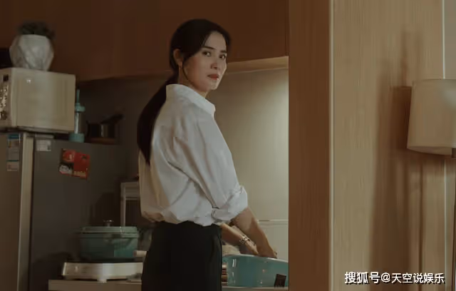 《縱有疾風起》給弟弟換褲子時的難堪,扯破了爍冰光鮮亮麗的偽裝