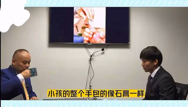 鄭爽曬與兒女的幸福合照,網友卻說她的表情還沒有抱狗合照時開心