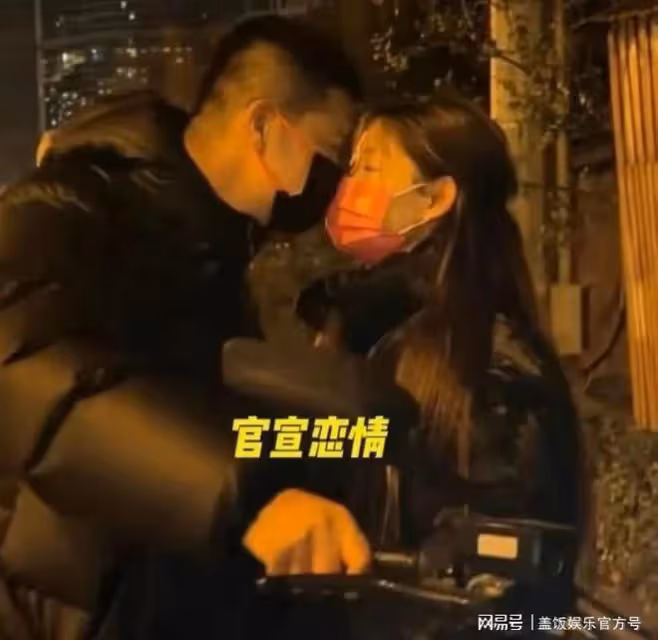 網紅痞幼49歲男友露臉,褶子多被嘲像父女,直播有門票一晚賺百萬