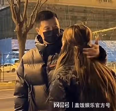 網紅痞幼49歲男友露臉,褶子多被嘲像父女,直播有門票一晚賺百萬