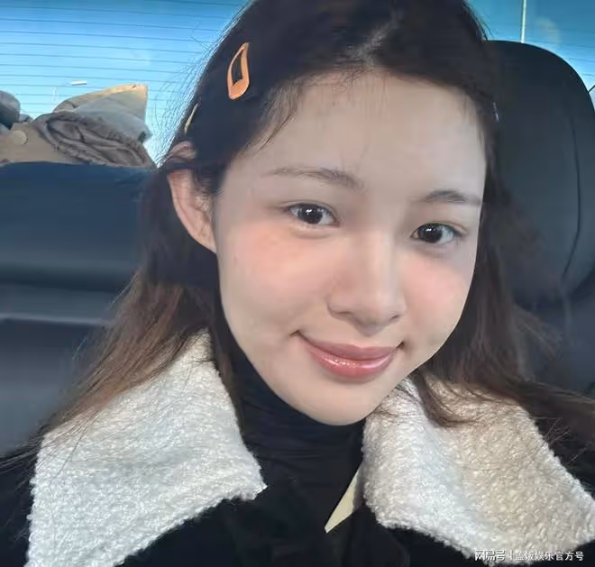 網紅痞幼49歲男友露臉,褶子多被嘲像父女,直播有門票一晚賺百萬