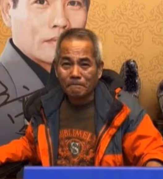 59歲本土男星消失6年，突現身直播，卻驚傳「賣假貨」被抓包崩潰，落淚坦承「受害超過3000」求原諒